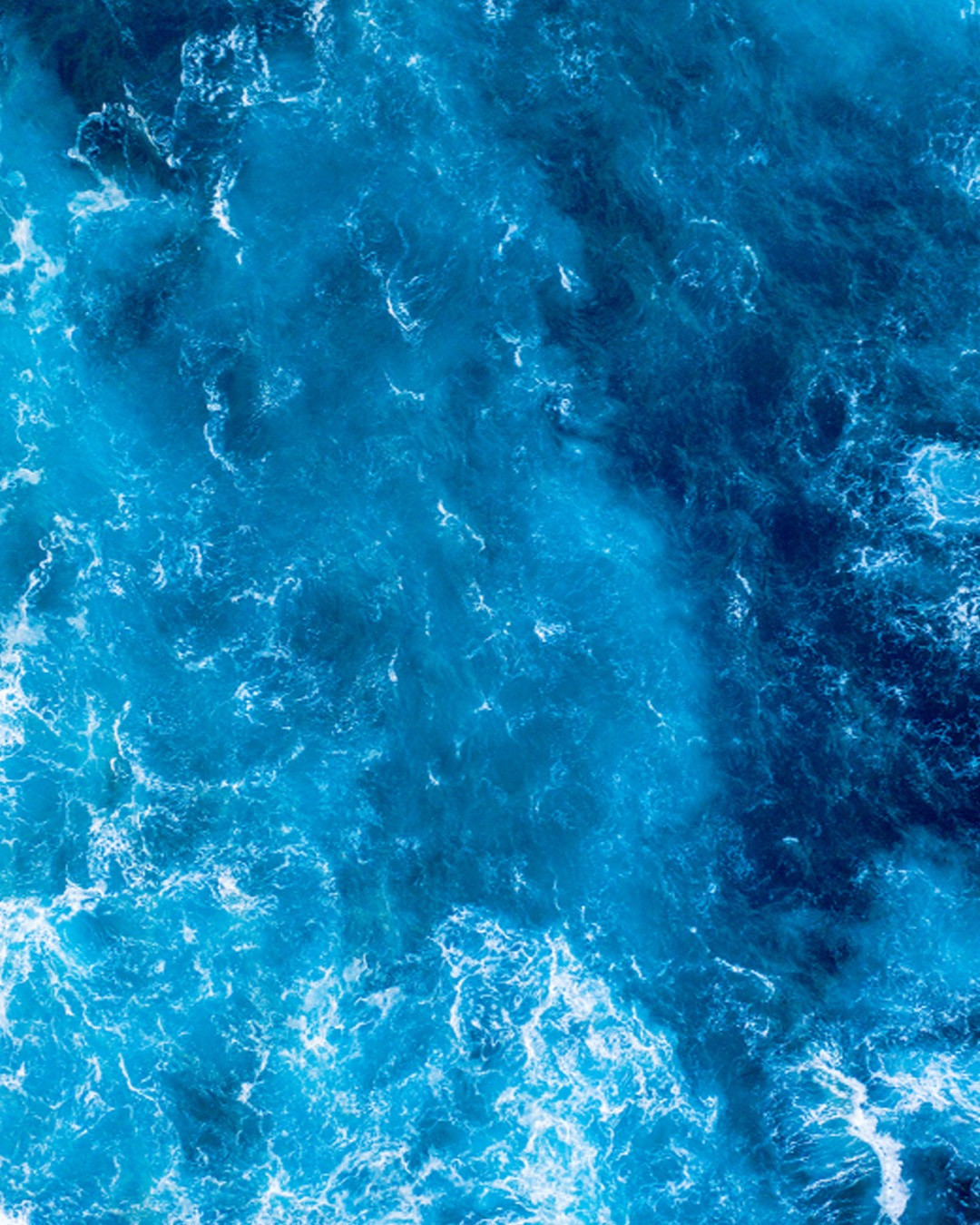 تصميم آسر يعكس قوة وجمال أمواج المحيط